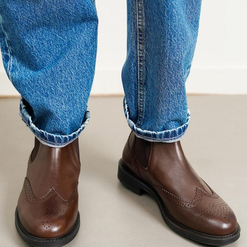 LEATHER BROGUE CHELSEAS