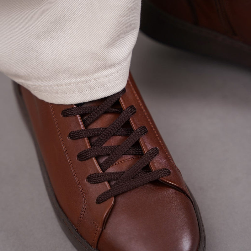 SLEEK LEATHER SNEAKERS