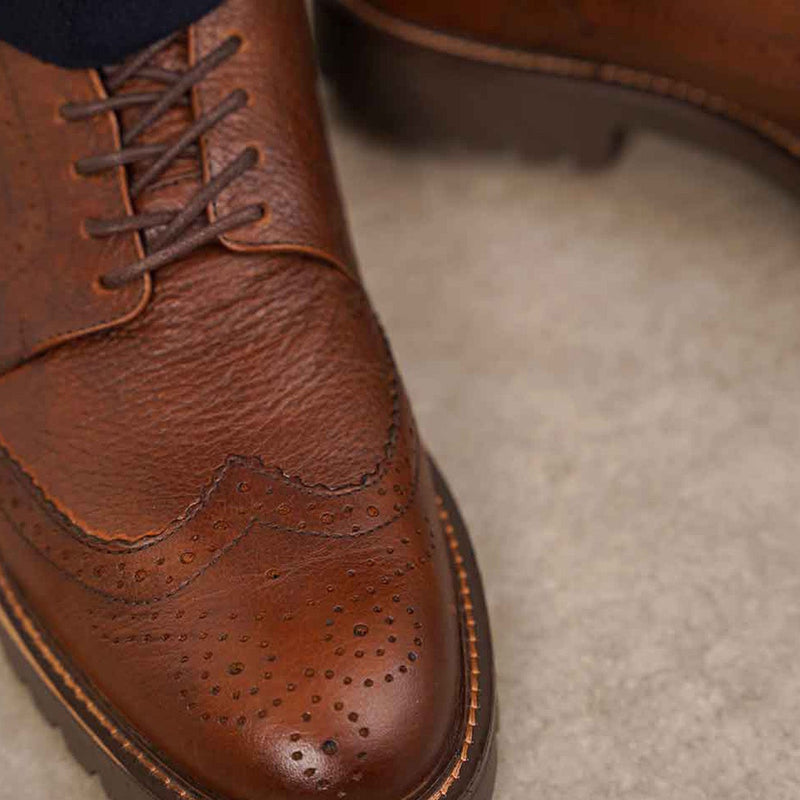 LOW-TOP LEATHER BROGUES