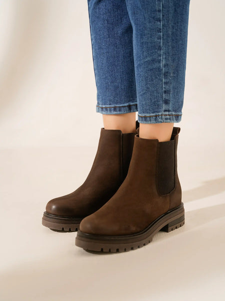 LEATHER CHELSEA BOOTS