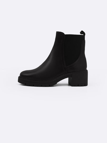 LEATHER CHELSEA BOOTS