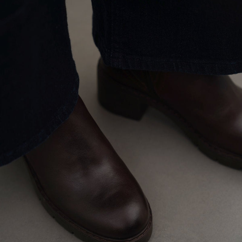 LEATHER CHELSEA BOOTS