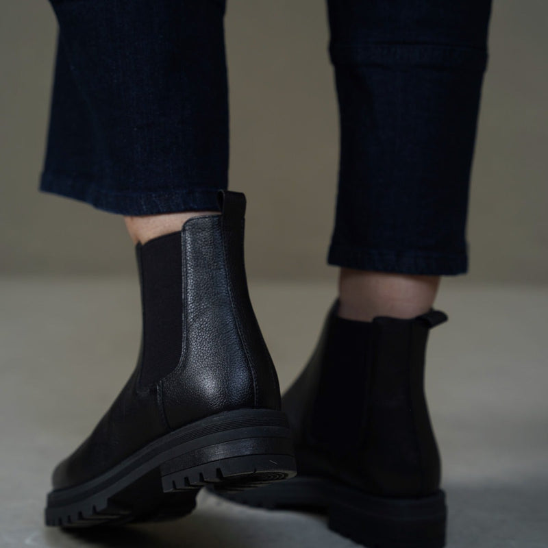LEATHER CHELSEA BOOTS