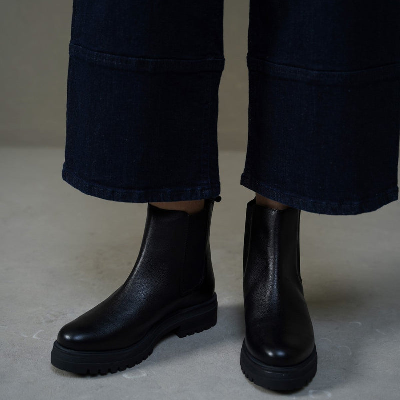 LEATHER CHELSEA BOOTS