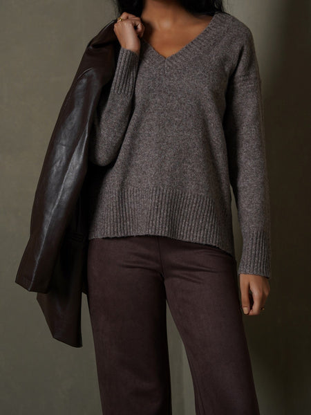 CLASSIC V-NECK JUMPER