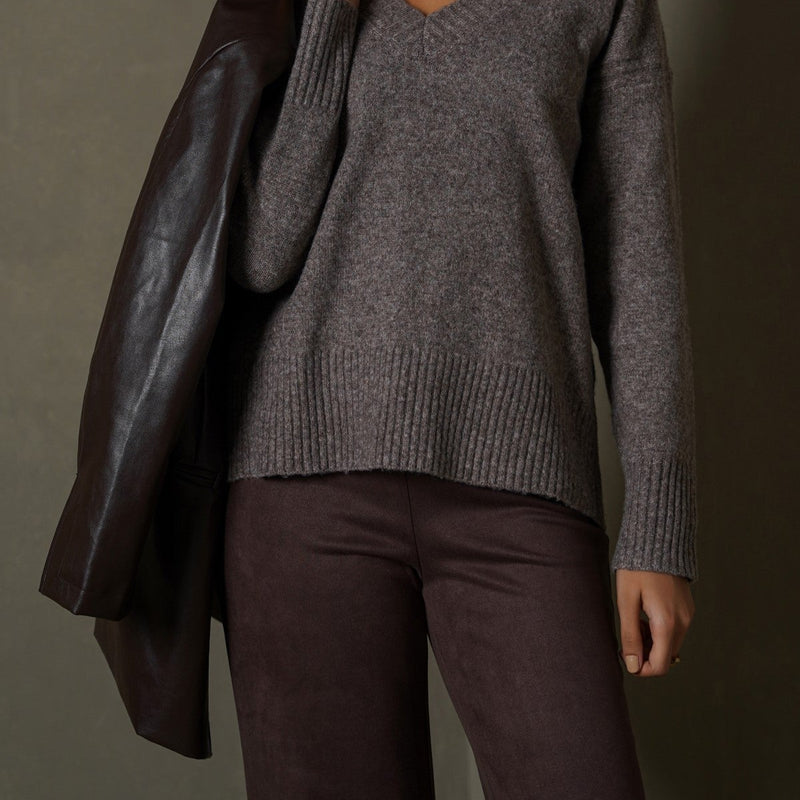 CLASSIC V-NECK JUMPER